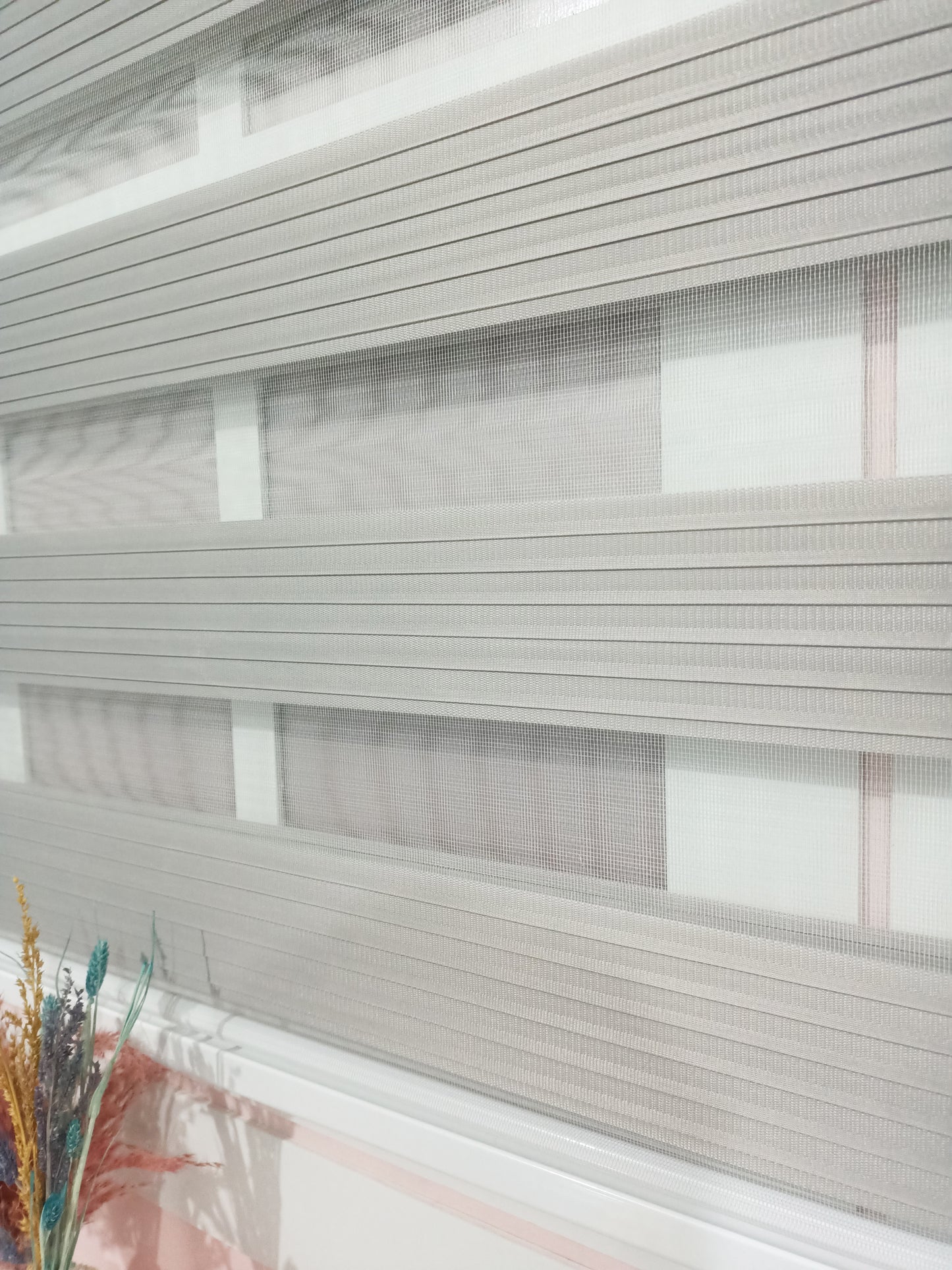 ✨ Açık Gri Pliseli Zebra Perde: Modern ve Şık Dekorasyonun Anahtarı ✨